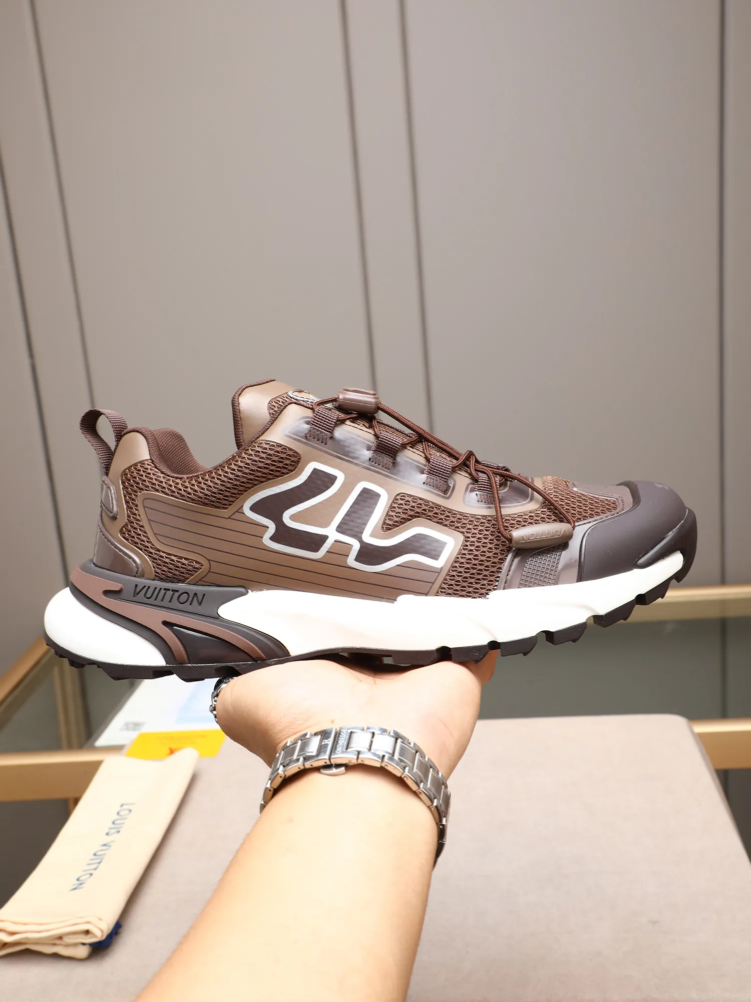 Men's Men's Shoes 💰640 LV Louis Vuitton L Jialu Brand Runner Tatic Series Thick-soled Casual Sports Shoes Running Shoes This LV Runner Tatic sports shoe combines technical materials such as mesh fabric and ribbons to interpret the inspiration of traditional mountaineering shoes. LV letters are written on one side, the lariat buckle of the quick lacing system is embellished with Monogram flowers and Louis Vuitton logos, and the light and wear-resistant rubber outsole completes the whole package. The delivery counter is beautifully packaged🛍📦 ▪️Fabrics: Original imported custom technical fabric + mesh ▪️Inner lining: Original custom-made breathable mesh ▪️Sole: Original open-molded anti-slip rubber combination material ▪️Sole thickness: 4CM ▪️Size: Men's size 38-44, (45 must be customized)